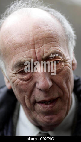 Le père de Richard Burns, Alex Burns, arrive à l'église St Lukes à Londres, le jeudi 22 décembre 2005, pour le mémorial du conducteur de rallye Richard, décédé le mois dernier d'une tumeur cérébrale à l'âge de 34 ans.Regardez PA Story MEMORIAL Burns.APPUYEZ SUR ASSOCIATION photo.Le crédit photo devrait se lire : Andrew Parsons/PA Banque D'Images