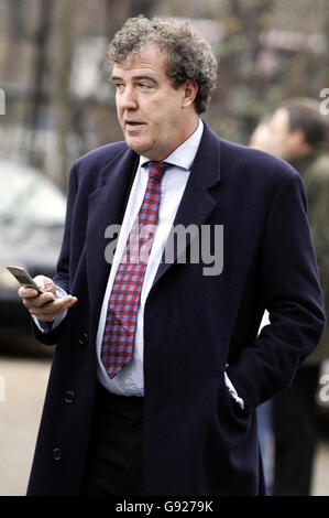 Le présentateur de Top Gear Jeremy Clarkson arrive à l'église St Lukes à Londres, le jeudi 22 décembre 2005, pour le mémorial du conducteur de rallye Richard Burns, décédé le mois dernier d'une tumeur du cerveau à l'âge de 34 ans. Regardez PA Story MEMORIAL Burns. APPUYEZ SUR ASSOCIATION photo. Le crédit photo devrait se lire : Andrew Parsons/PA Banque D'Images