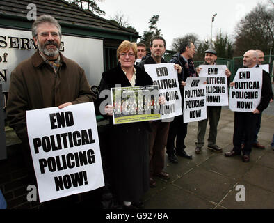 Le président de Sinn Fein, Gerry Adams (à gauche) avec des partisans du parti, le jeudi 22 décembre 2005, a mené un piquet devant le service de police de l'Irlande du Nord. Il a exigé que le Premier ministre Tony Blair arrête ce qu'il a décrit comme une police politique. Voir l'histoire de PA ULSTER Spy. APPUYEZ SUR ASSOCIATION photo. Le crédit photo devrait se lire: Paul Faith/PA. Banque D'Images