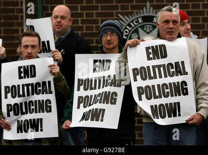 Sinn Fein Supporters, jeudi 22 décembre 2005, à un piquet devant le quartier général du Service de police d'Irlande du Nord. Le leader de Sinn Fein, Gerry Adams, a exigé que le premier ministre Tony Blair arrête ce qu'il a décrit comme une police politique. Voir l'histoire de PA ULSTER Spy. APPUYEZ SUR ASSOCIATION photo. Le crédit photo devrait se lire: Paul Faith/PA. Banque D'Images