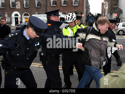 Les manifestants de Noisy Sinn Fein se bousculaient avec un jardin en tant que chef du gendarme de l'Irlande du Nord Sir Hugh Orde arrive au bâtiment du gouvernement de Dublin, le jeudi 22 décembre 2005, pour une réunion avec Taoiseach Bertie Ahern.Sir Hugh a assisté aux bâtiments du gouvernement pour faire un exposé de sécurité sur les récents scandales d'espionnage à M. Ahern, au ministre de la Justice Michael McDowell et au ministre des Affaires étrangères Dermot Ahern.Voir l'histoire de PA ULSTER Spy.APPUYEZ SUR ASSOCIATION photo.Le crédit photo devrait se lire comme suit : Niall Carson/PA. Banque D'Images