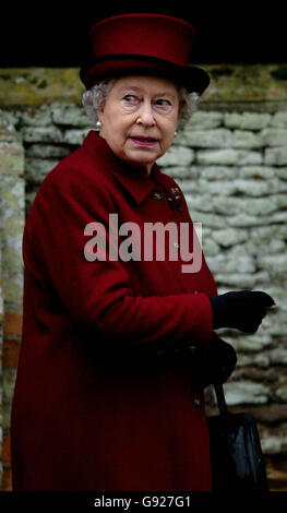 La reine Elizabeth II de Britains quitte l'église Sainte-Marie-Madeleine, aux côtés de la comtesse de Wessex et du duc d'Édimbourg sur le domaine de Sandringham, le dimanche 1er janvier 2006. PRESSE ASSOCIATION PHOTO le crédit photo devrait lire Chris Radburn/WPA/PA. Photo de piscine Banque D'Images