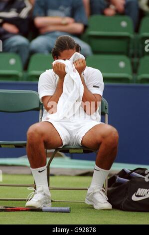 Tennis - Nottingham ouvert 1998.Marcelo Rios semble abattu après avoir perdu à Gianluca Pozzi Banque D'Images