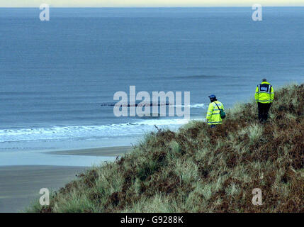 La police et les gardes-côtes poursuivent leur recherche lundi 2 janvier 2006, à Tyninghame Beach, Lothian est, après avoir rapporté dimanche qu'une femme était inconsciente sur un sommet de falaise. Une porte-parole de Lothian et de la police des frontières a déclaré que des équipes se fraient la plage et les bois derrière elle. Voir PA Story SCOTLAND Search. APPUYEZ SUR ASSOCIATION photo. Le crédit photo devrait se lire: David Cheskin / PA. Banque D'Images