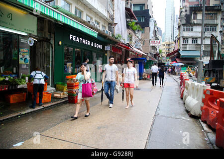 Des magasins locaux et de vieux bâtiments dans le centre de district de Hong Kong, Chine. 13 Juin 2016 Banque D'Images