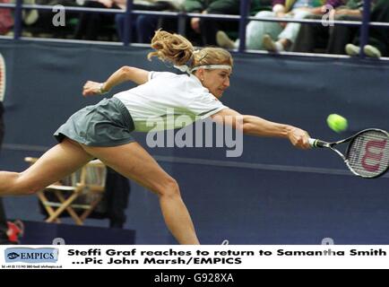 Tennis - Direct Line Insurance International Ladies Championships - Samantha Smith v Steffi Graf.Steffi Graf s'étire pour retourner à Samantha Smith Banque D'Images