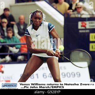 Tennis - Direct Line Insurance International Ladies Championships - venus Williams contre Natasha Zvereva.Vénus Williams revient à Natasha Zvereva Banque D'Images