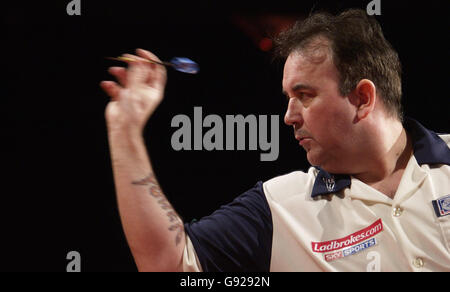 Phil Taylor, en action contre Peter Manley, en Angleterre, lors de la finale du championnat du monde des fléchettes Ladbrokes.com au Circus Tavern, Purfleet, le lundi 2 janvier 2006. APPUYEZ SUR ASSOCIATION photo. Le crédit photo devrait être le suivant : Max Nash/PA. Banque D'Images