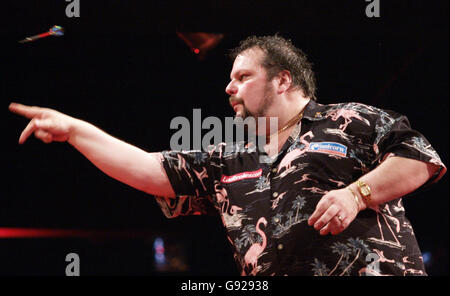 Peter Manley, en action contre Phil Taylor, en Angleterre, lors de la finale du championnat du monde des fléchettes Ladbrokes.com au Circus Tavern, Purfleet, le lundi 2 janvier 2006.APPUYEZ SUR ASSOCIATION photo.Le crédit photo devrait être le suivant : Max Nash/PA. Banque D'Images