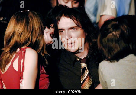 Justin Hawkins, chanteur principal des Ténèbres, regarde Phil Taylor et Peter Manley en action lors de la finale du Championnat du monde des fléchettes Ladbrokes.com au Circus Tavern, Purfleet, lundi 2 janvier 2006. APPUYEZ SUR ASSOCIATION photo. Le crédit photo devrait être le suivant : Max Nash/PA. Banque D'Images