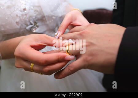 Les alliances échangées lors de la cérémonie Banque D'Images