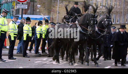 Des policiers sillent les rues de Bradford comme une calèche transportant le cercueil de l'officier de police assassiné Sharon Beshenivsky, 38 ans, arrive mercredi 11 janvier 2006 pour ses funérailles dans la cathédrale de la ville.Elle a été abattu 18 heures sur 24, 11/2005 jours sur 7 alors qu'elle enquêtait sur un vol à main armée dans une agence de voyage.Voir l'officier FUNÉRAIRE de l'histoire de l'AP.APPUYEZ SUR ASSOCIATION photo.Le crédit photo devrait se lire: Phil Noble / PA. Banque D'Images