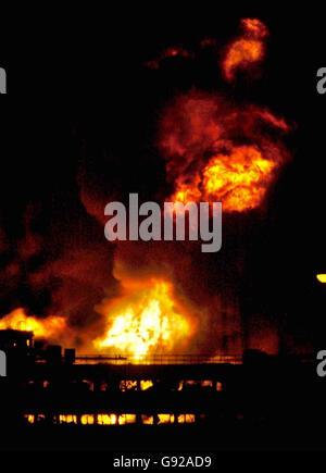 Les flammes s'élèvent lundi 12 décembre 2005 depuis le dépôt de pétrole de Buncefield près de Hemel Hemsptead, où les pompiers ont été mis en place pour s'attaquer à l'incendie massif qui a commencé tôt dimanche matin. Les pompiers ont passé hier à contenir le feu avec un « rideau d'eau » entre les flammes qui font rage et les sept réservoirs de carburant non explosés et ont maintenant rassemblé assez d'équipement de tout le pays pour étouffer le feu avec de la mousse. Voir PA Story BLASTE explosion. APPUYEZ SUR ASSOCIATION photo. Crédit photo devrait lire: Chris Radburn / PA. Banque D'Images