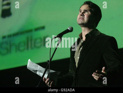 Jimmy Carr, présentateur et comédien de XFM, se produit sur scène pendant l'hiver de XFM Wonderland à la Carling Brixton Academy de Londres, le dimanche 11 décembre 2005. APPUYEZ SUR ASSOCIATION photo. Le crédit photo devrait se lire: Joel Ryan/PA Banque D'Images