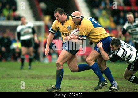 Nigel Redman de Bath et Nathan Thomas se délent comme Newcastle Gary Armstrong fait le défi Banque D'Images