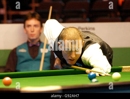 Steve Davis en Angleterre en action contre Ken Doherty (L) en Irlande lors du quart de finale des championnats du Royaume-Uni au centre Barbican à York, le mercredi 14 décembre 2005.APPUYEZ SUR ASSOCIATION photo.Le crédit photo devrait se lire: Kamran Rizvi/PA. Banque D'Images