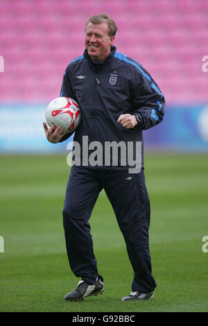 Football - amical - Argentine / Angleterre - Angleterre entraînement - Stade de Geneve. L'entraîneur adjoint de l'Angleterre Steve McClaren Banque D'Images