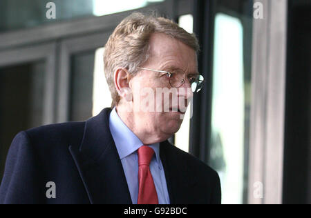 Sir Christopher Meyer, ancien ambassadeur à Washington et secrétaire de presse du premier ministre John Major, et l'ancien médecin numéro 10 de spin lance Price, arrive pour témoigner devant le Comité d'administration publique de la Chambre des communes, qui mène une enquête sur les mémoires politiques, le jeudi 15 décembre 2005.Les auteurs de deux des livres politiques les plus explosifs de cette année seront grillés par les députés aujourd'hui sur les raisons pour lesquelles ils ont décidé de rendre public leurs expériences au cœur du gouvernement.Voir PA Story POLITICS Meyer.APPUYEZ SUR ASSOCIATION photo.Le crédit photo devrait se lire: Chris Young/PA Banque D'Images