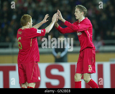 Peter Crouch (R) de Liverpool célèbre son deuxième but avec John Arne Riise lors de la demi-finale du championnat du monde de la FIFA contre Deportivo Saprissa au stade international de Yokohama à Yokohama, Japon, le jeudi 15 décembre 2005. APPUYEZ SUR ASSOCIATION photo. Le crédit photo devrait se lire: Martin Rickett/PA. Banque D'Images