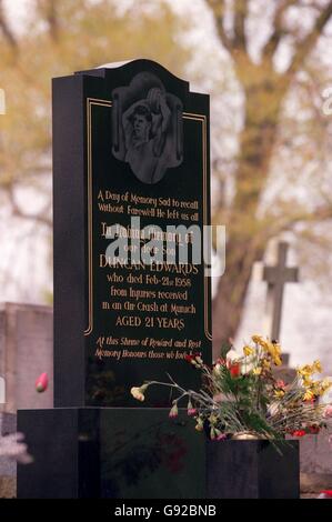 Soccer - Duncan Edwards Memorial. Pierre tombale de Duncan Edwards Banque D'Images