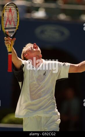 Tennis - Ford Australian Open - Melbourne - hommes Singles demi-finales.Petr Korda, République tchèque célèbre la victoire des mi-finales de Mens contre Karol Kucera, de Slovaquie Banque D'Images