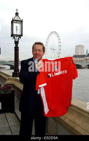 Alan Curbishley, directeur de Charlton Athletic, au lancement officiel de Nouveau commanditaire Llanera Banque D'Images