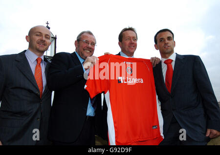 l-r; Emilio Teresa Directeur général de Llanera Ltd UK, Richard Caborn, Ministre des Sports, Alan Curbishley, le Manager de Charlton Athletic, et Fernando Gallego, Directeur général de Llanera S.L lors du lancement officiel du nouveau sponsor Llanera Banque D'Images