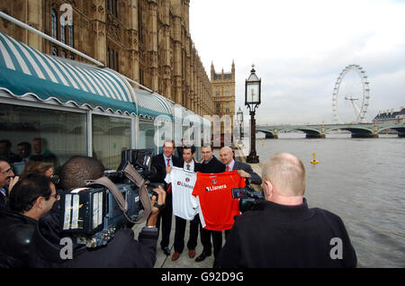 Alan Curbishley, directeur de Charlton Athletic, au lancement officiel de Nouveau commanditaire Llanera Banque D'Images