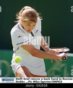 Tennis - DFS Classic - Edgbaston - Steffi Graf et Rennae Stubbs. Steffi Graf retourne une main arrière Banque D'Images