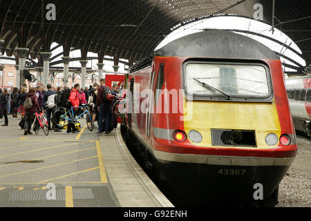 Chargement de passagers bicyclettes au Virgin Trains Côte est le Train à Grande Vitesse à la gare de New York, au Royaume-Uni. Banque D'Images