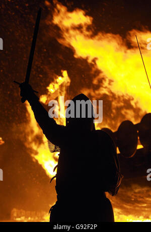 Les passionnés de viking ont mis le feu à un bateau à longboat sur Carlton Hill, à Édimbourg, pour marquer le début des célébrations de Hogmanay dans les capitales, le jeudi 29 2005 décembre. Une procession aux flambeaux s'est enragée dans le cœur historique d'Édimbourg pour signaler le début de quatre jours de célébrations du nouvel an dans la ville, surnommée la « maison de Hogmanay » au monde, avec environ 15,000 fêtards se présentant pour l'occasion. Le point culminant du festival est le 31 décembre, où environ 100,000 fêtards doivent se rendre sur Princes Street pour assister à l'événement Hogmanay, au cœur de l'événement, tandis que des milliers de personnes se rassembleront dans Princes Street Gardens pour assister à un concert Banque D'Images