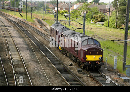 La classe 37 locomotives diesel 37685 et 37668 laissant Holgate de garage près de York, Royaume-Uni. Banque D'Images