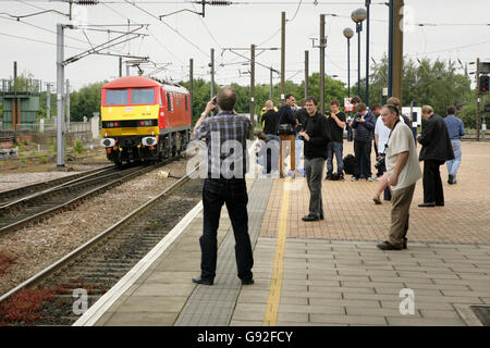 Les amateurs de photographie ferroviaire DB Schenker class 90 90019 loco à York, Royaume-Uni. Banque D'Images