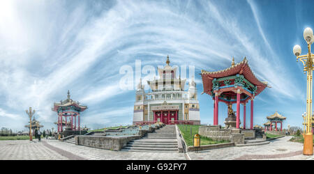 Le complexe bouddhiste demeure d'or de Bouddha Shakyamouni'. Kalmykia, la Russie. Il est le plus grand temple bouddhiste d'Europe et d'accommod Banque D'Images