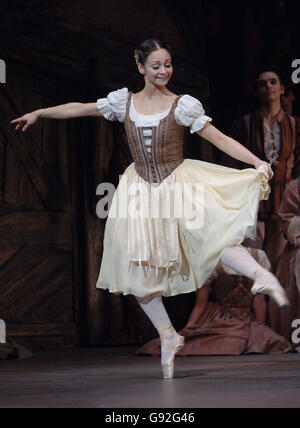 Roberta Marquez comme Giselle, lors d'une répétition de la nouvelle production de ballet de Giselle, à l'Opéra Royal de Covent Garden, dans le centre de Londres, le lundi 9 janvier 2006. APPUYEZ SUR ASSOCIATION photo. Le crédit photo devrait se lire comme suit : Ian West/PA Banque D'Images