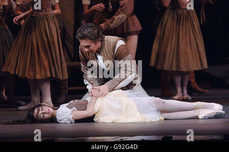 Roberta Marquez en tant que Giselle et Ivan Putrov en tant que Comte Albrecht lors d'une répétition de la nouvelle production de ballet de Giselle, à l'Opéra Royal de Covent Garden, dans le centre de Londres, le lundi 9 janvier 2006. APPUYEZ SUR ASSOCIATION photo. Le crédit photo devrait se lire comme suit : Ian West/PA Banque D'Images