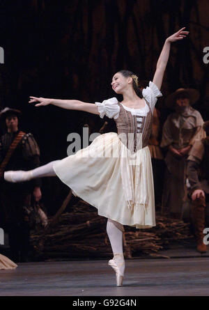 Roberta Marquez comme Giselle, lors d'une répétition de la nouvelle production de ballet de Giselle, à l'Opéra Royal de Covent Garden, dans le centre de Londres, le lundi 9 janvier 2006. APPUYEZ SUR ASSOCIATION photo. Le crédit photo devrait se lire comme suit : Ian West/PA Banque D'Images