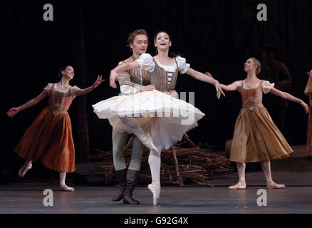 Roberta Marquez en tant que Giselle et Ivan Putrov en tant que Comte Albrecht lors d'une répétition de la nouvelle production de ballet de Giselle, à l'Opéra Royal de Covent Garden, dans le centre de Londres, le lundi 9 janvier 2006. APPUYEZ SUR ASSOCIATION photo. Le crédit photo devrait se lire comme suit : Ian West/PA Banque D'Images