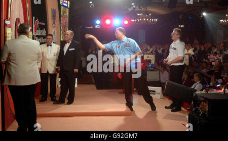 Raymond Van Barneveld, de Hollande, en action contre Brian Sorensen (R), du Danemark, lors du premier match des championnats professionnels du monde de Lakeside au complexe de Lakeside, Frimley Green, Surrey, le lundi 9 janvier 2006. Voir PA Story FLÉCHETTES Frimley Green. APPUYEZ SUR ASSOCIATION photo. Le crédit photo devrait se lire : Sean Dempsey/PA. Banque D'Images