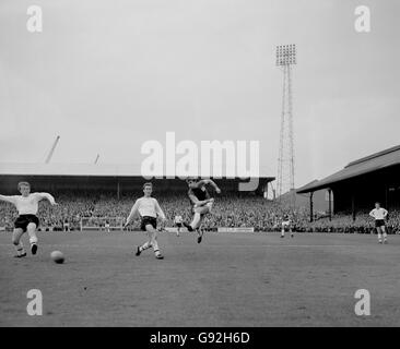 Football - football League Division One - Fulham v West Ham United - Craven Cottage.Geoff Hurst (r), de West Ham United, tire un coup de feu devant John Dempsey (c) de Fulham et Terry Dyson (l) Banque D'Images