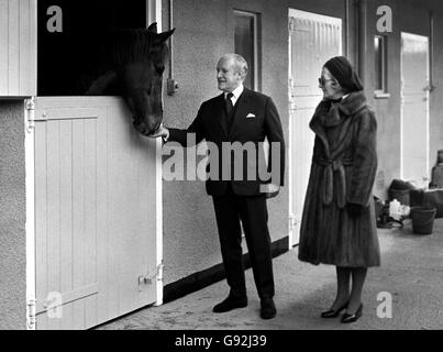 350,000 complexe stable dans la zone des enclos, après qu'il l'a officiellement ouvert en dévoilant une plaque. Banque D'Images