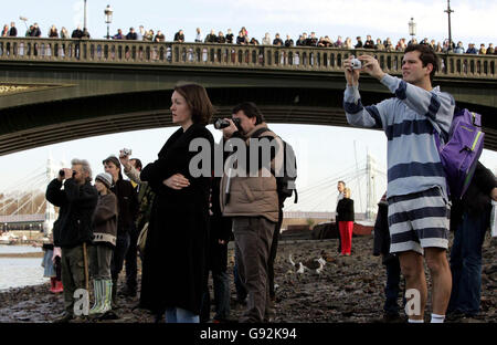 Une foule se rassemble sur le pont Albert pour observer la baleine à nez de bouteille du nord dans la Tamise, à Londres. Banque D'Images