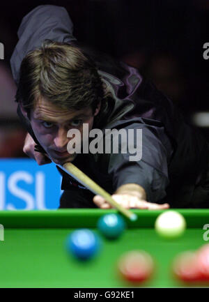 Ronnie O'Sullivan en action contre Stephen Lee lors du match semi-final des SAGA Insurance Masters au Wembley Conference Centre, le samedi 21 janvier 2006. Voir PA Story SNOOKER Masters. APPUYEZ SUR ASSOCIATION photo. Crédit photo devrait se lire: Rebecca Naden/PA. Banque D'Images