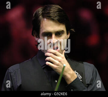 Ronnie O'Sullivan en action contre Stephen Lee lors du match semi-final des SAGA Insurance Masters au Wembley Conference Centre, le samedi 21 janvier 2006. Voir PA Story SNOOKER Masters. APPUYEZ SUR ASSOCIATION photo. Crédit photo devrait se lire: Rebecca Naden/PA. Banque D'Images