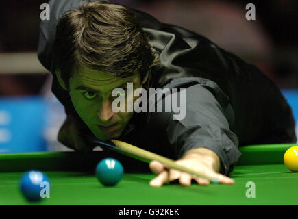 Ronnie O'Sullivan en action contre Stephen Lee lors du match semi-final des SAGA Insurance Masters au Wembley Conference Centre, le samedi 21 janvier 2006. Voir PA Story SNOOKER Masters. APPUYEZ SUR ASSOCIATION photo. Crédit photo devrait se lire: Rebecca Naden/PA. Banque D'Images