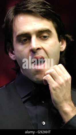 Ronnie O'Sullivan lors de la demi-finale des SAGA Insurance Masters contre Stephen Lee au Wembley Conference Centre, le samedi 21 janvier 2006. Voir PA Story SNOOKER Masters. APPUYEZ SUR ASSOCIATION photo. Crédit photo devrait se lire: Rebecca Naden/PA. Banque D'Images