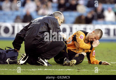 Kenny Miller de Wolverhampton Wanderers reçoit l'attention après avoir été blessé contre Millwall lors du match de championnat Coca-Cola à la Den, Londres, le samedi 21 janvier 2006. APPUYEZ SUR ASSOCIATION photo. Le crédit photo devrait se lire comme suit: Jane Mingay/PA PAS D'UTILISATION DU SITE WEB DU CLUB OFFICIEUX. Banque D'Images