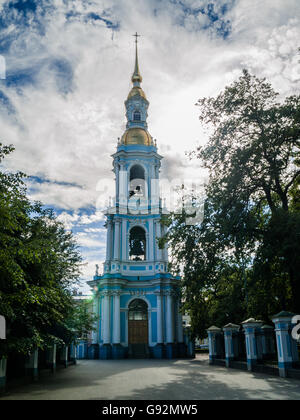 La cathédrale Saint-Nicolas, le clocher de la cathédrale de la chaude journée d'été Banque D'Images