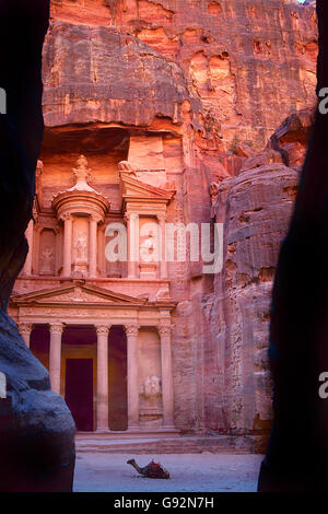 L'ancienne ville de Petra en Jordanie a été sculptée dans les rochers. C'est maintenant un site du patrimoine mondial de l'UNESCO. Banque D'Images