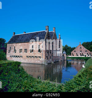 L'un château en Menkemaborg Uithuizen aux Pays-Bas avec une belle moat Banque D'Images